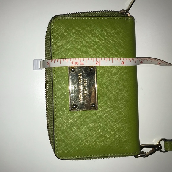 Green Michael Kors credit card wristlet - Picture 2 of 11